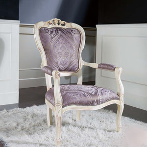 Poltrona shabby imbottita in legno massello intagliata con fregi