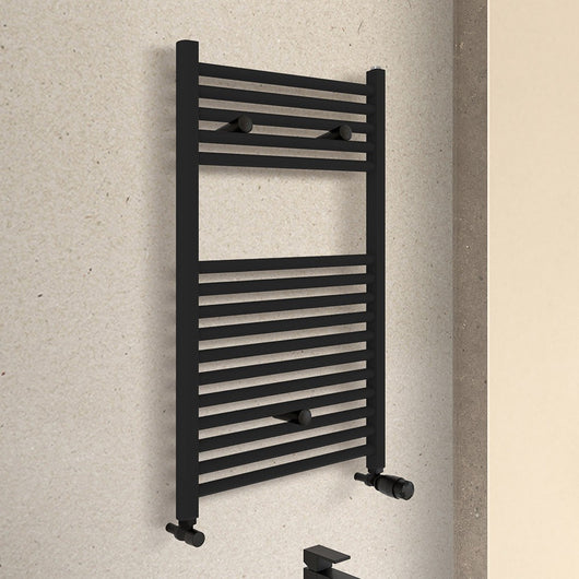 Termoarredo design nero opaco L 50x77 interasse 45 cm completo di valvole