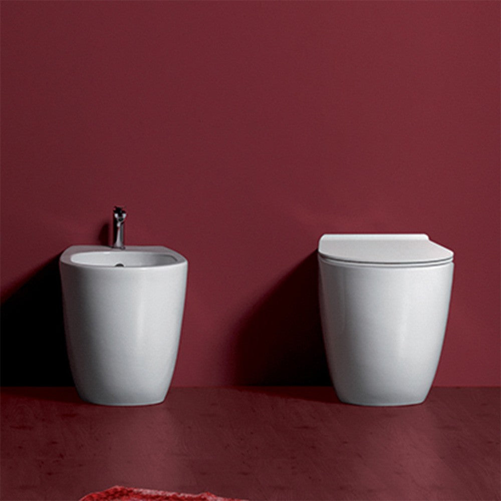 Vaso filo muro traslato Rimless Simas Vignoni in ceramica bianca lucida